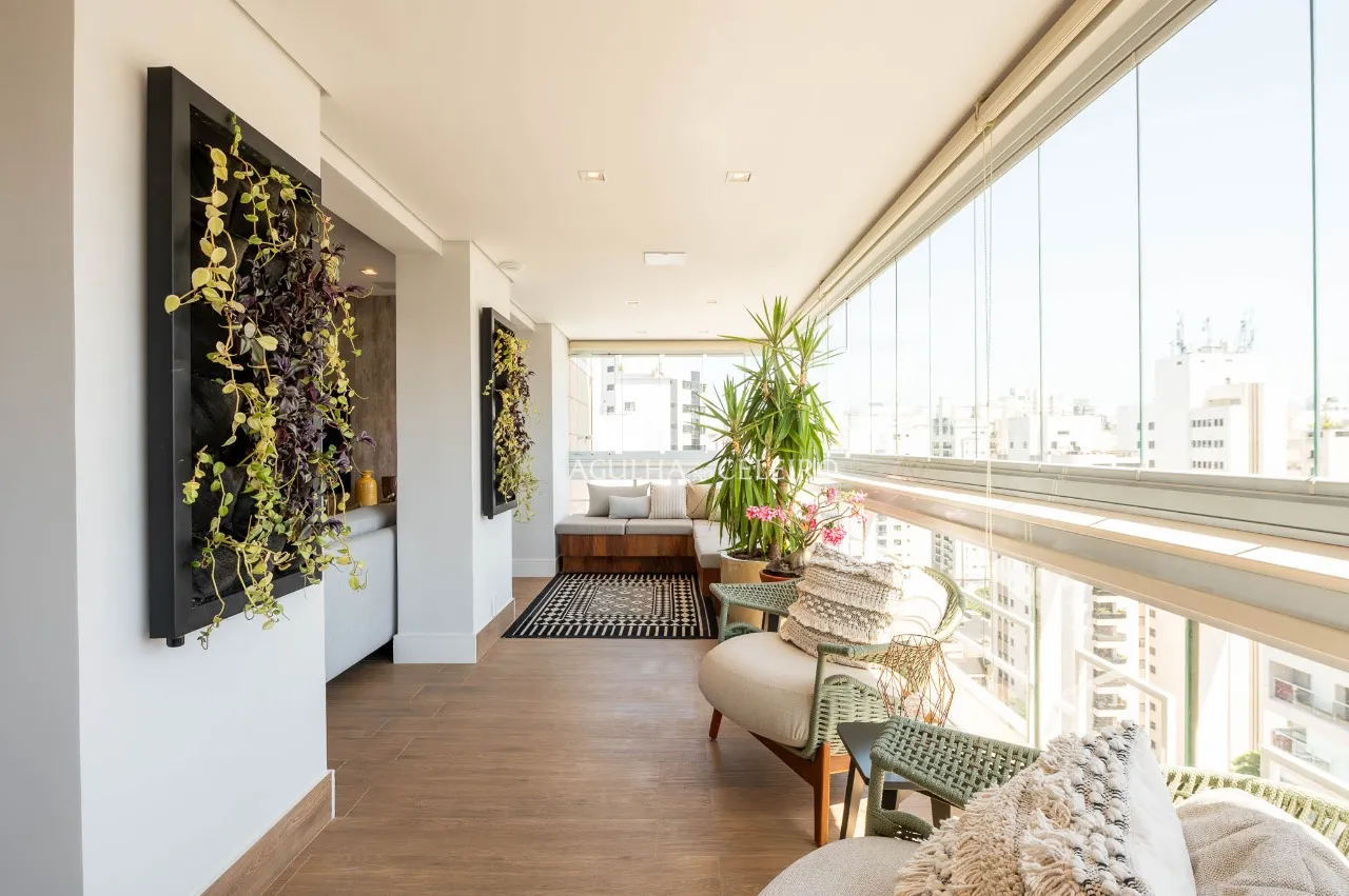 Apartamento reformado com 4 suítes à venda em Moema. – AP8142