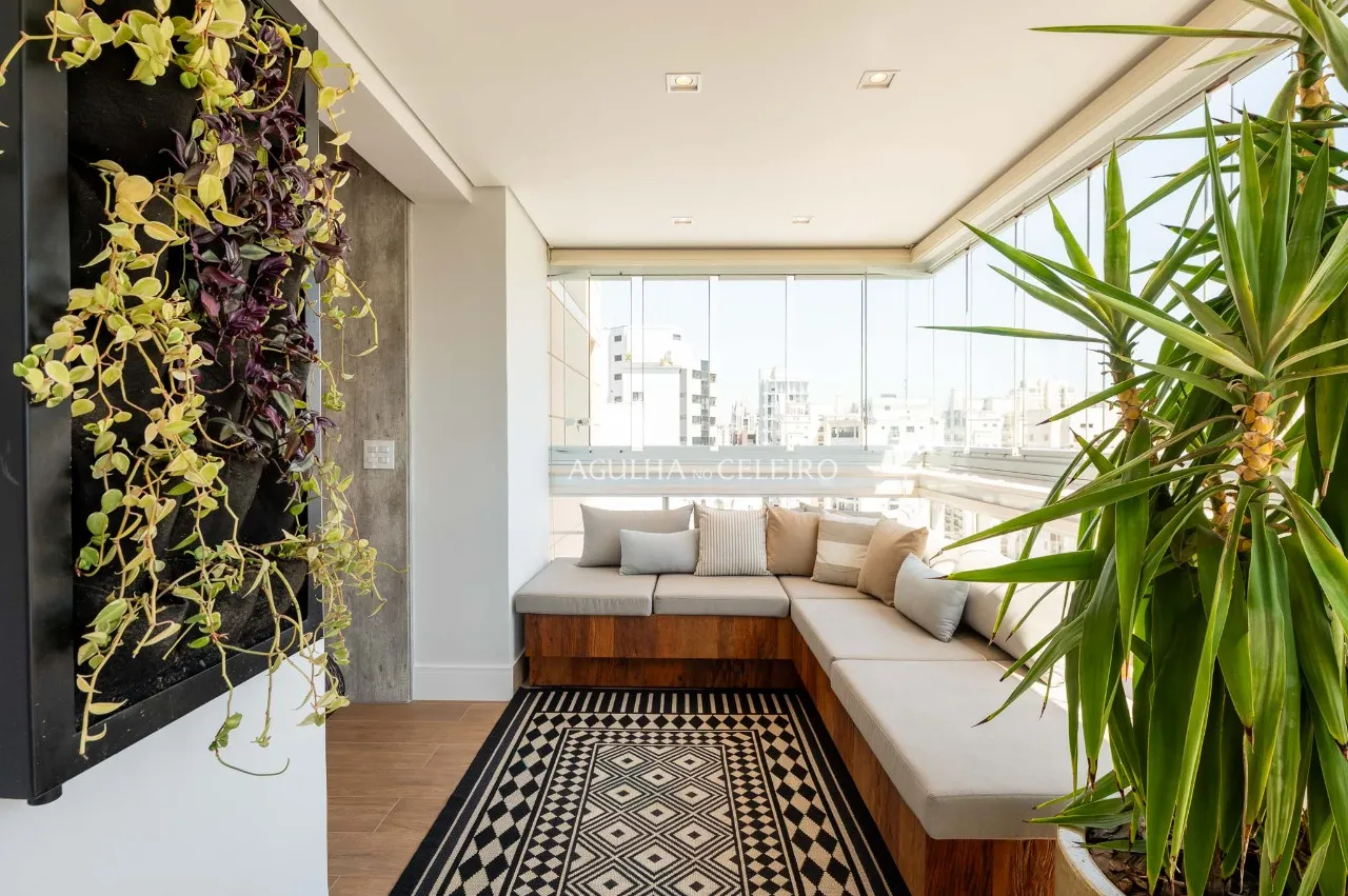 Apartamento reformado com 4 suítes à venda em Moema. – AP8142