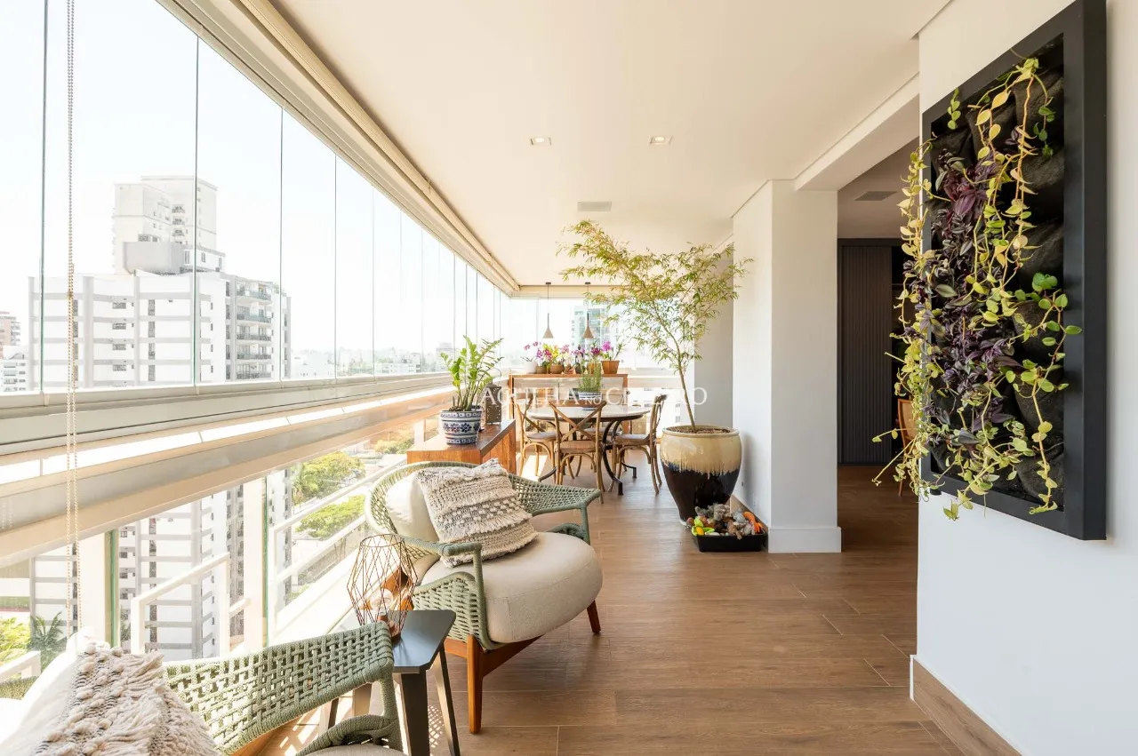 Apartamento reformado com 4 suítes à venda em Moema. – AP8142