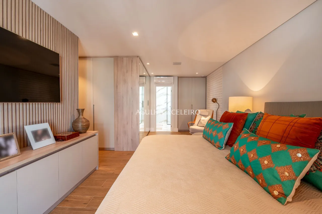 Apartamento reformado com 4 suítes à venda em Moema. – AP8142