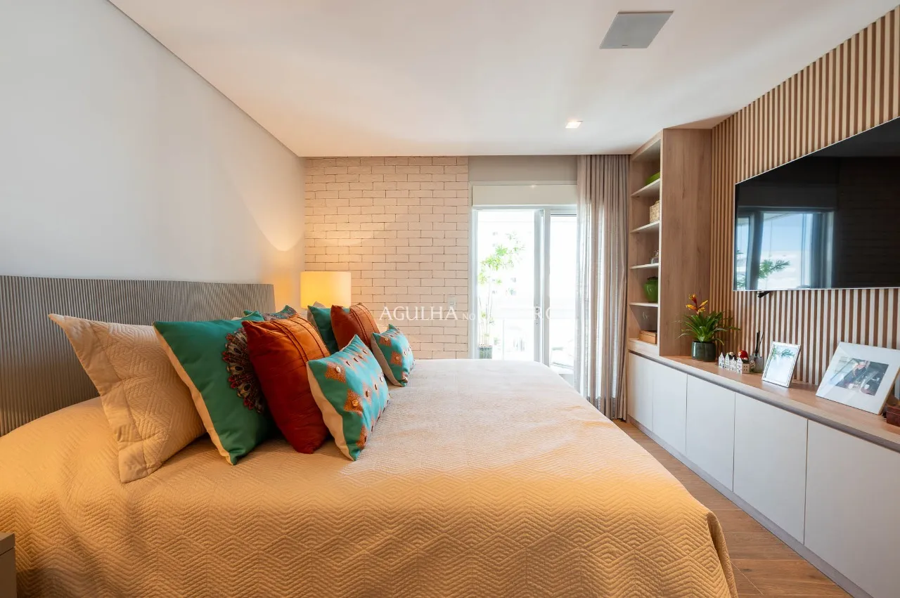 Apartamento reformado com 4 suítes à venda em Moema. – AP8142