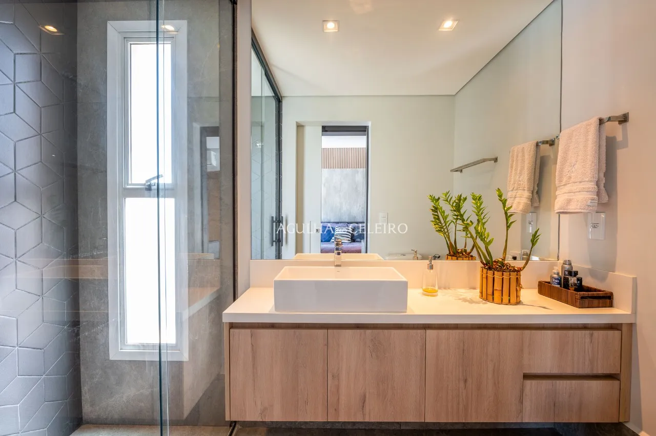 Apartamento reformado com 4 suítes à venda em Moema. – AP8142