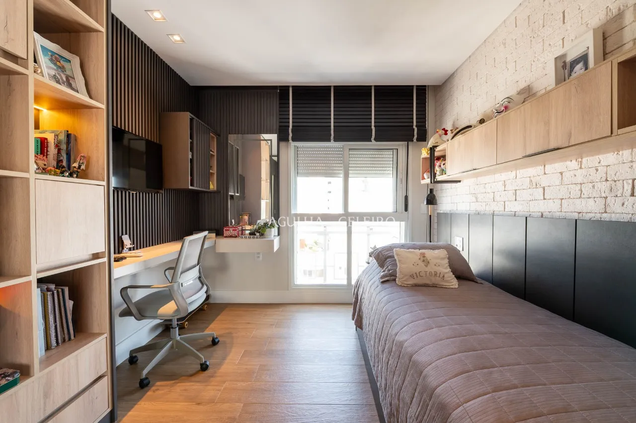 Apartamento reformado com 4 suítes à venda em Moema. – AP8142