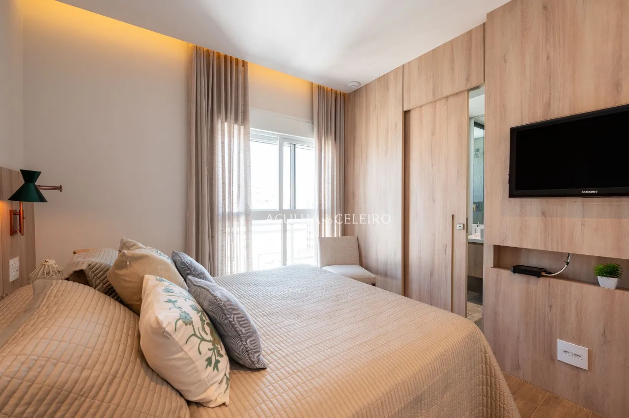 Apartamento reformado com 4 suítes à venda em Moema. – AP8142