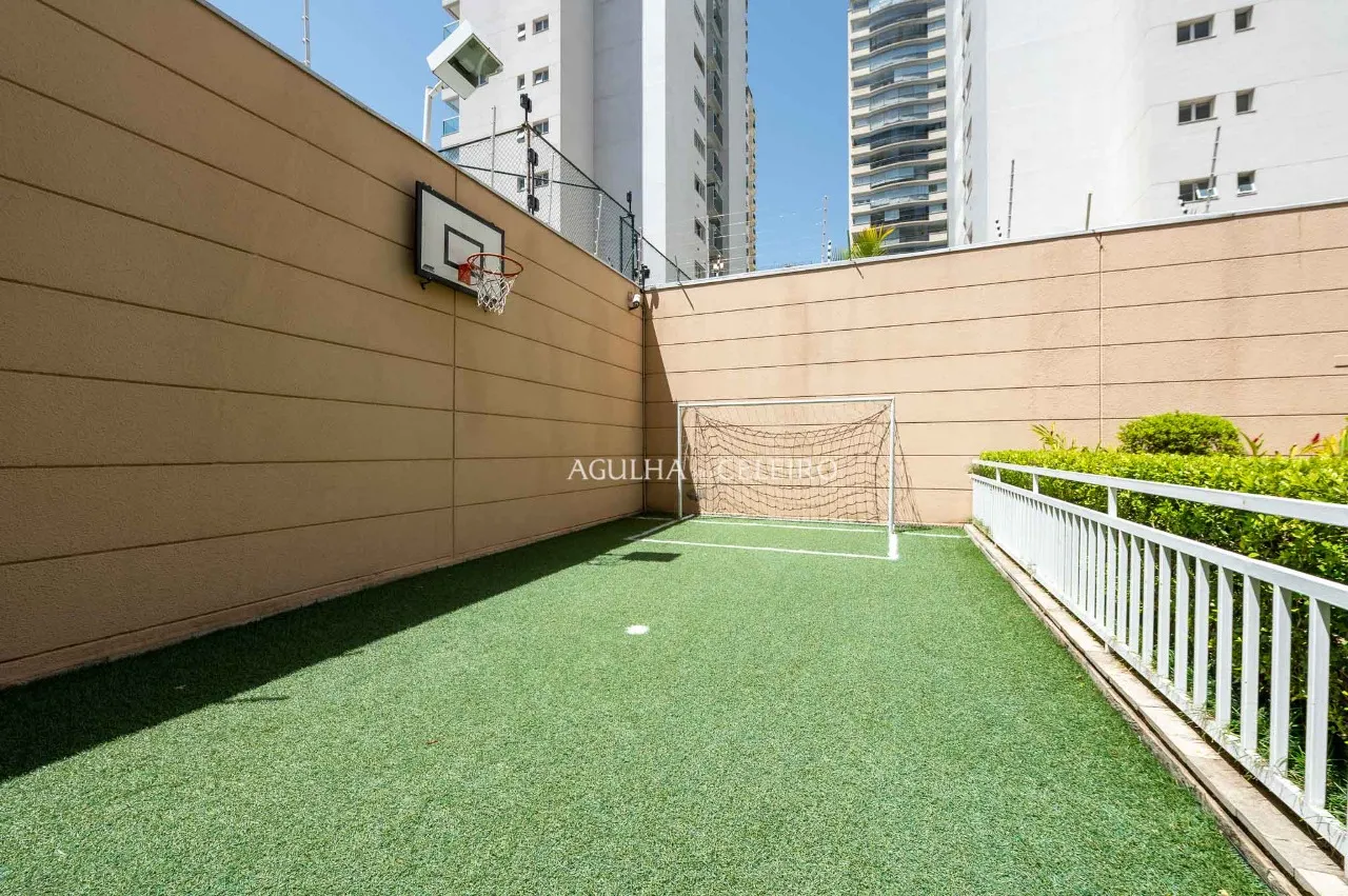 Apartamento reformado com 4 suítes à venda em Moema. – AP8142
