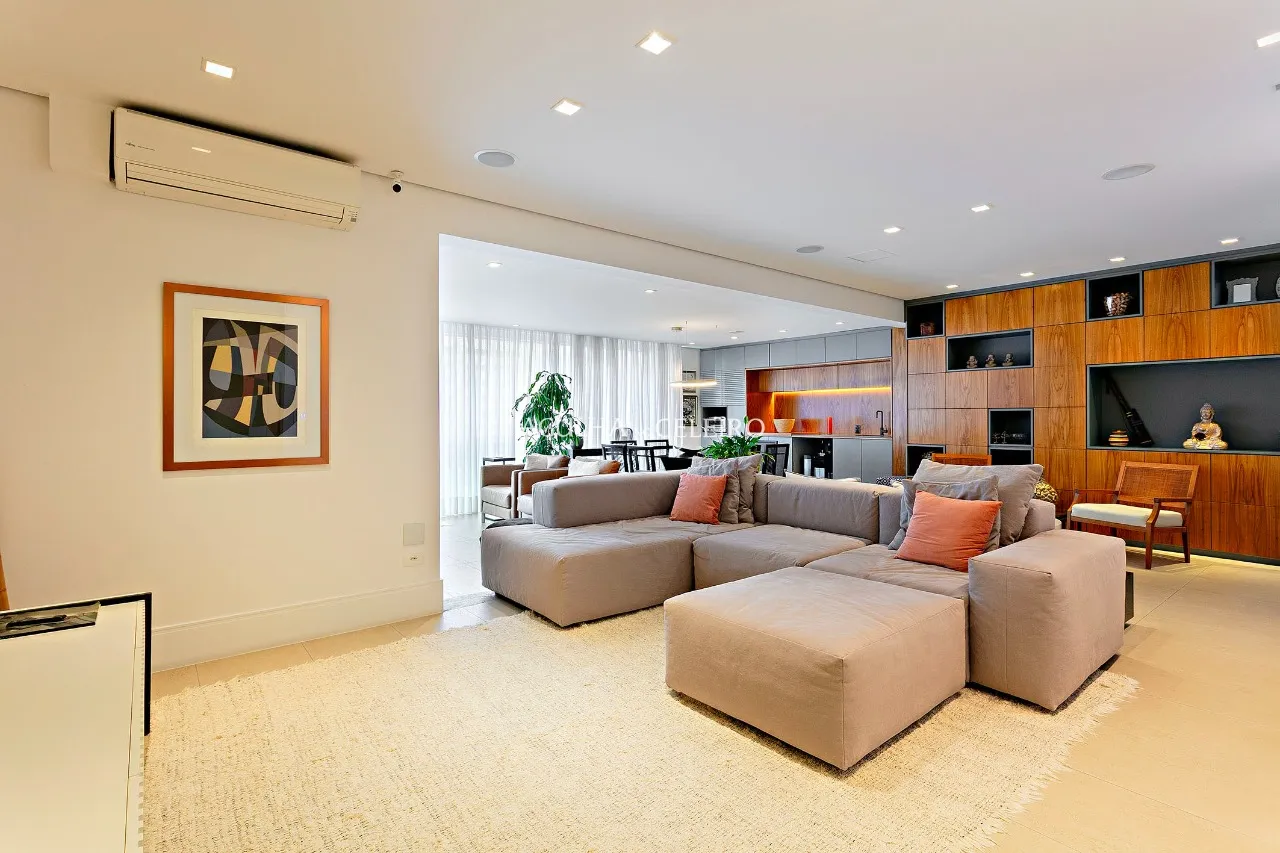 Apartamento com reforma impecável à venda no Itaim Bibi. – AP8346