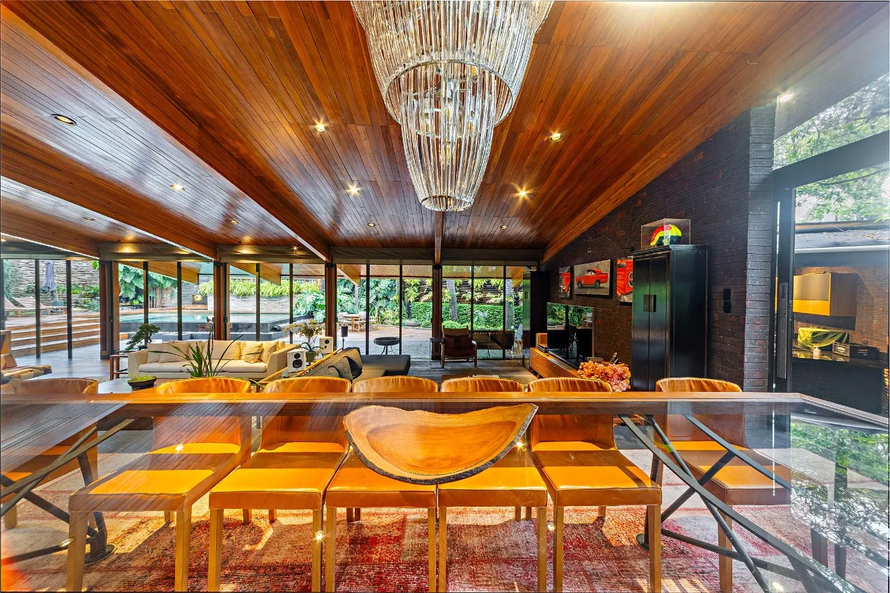 Residência autoral com paisagismo e lazer completo em terreno generoso – 21112