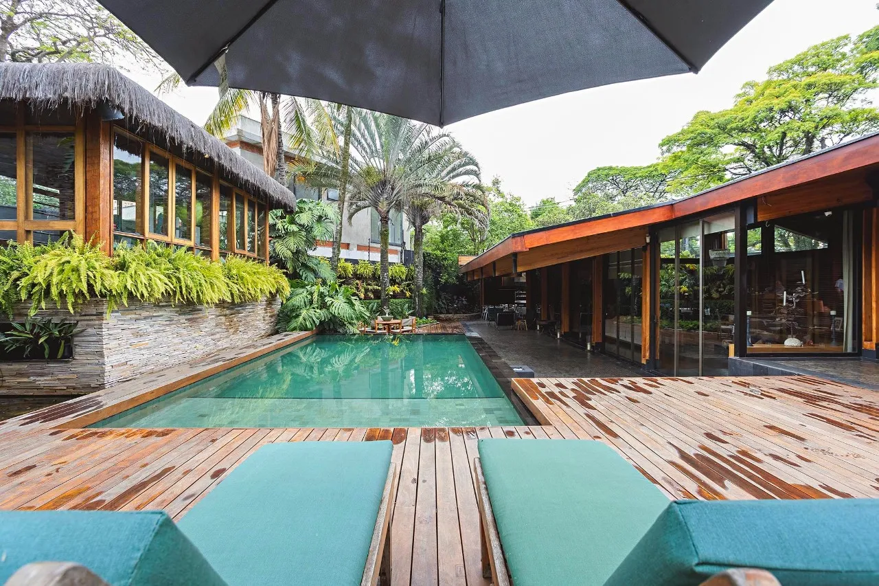 Residência autoral com paisagismo e lazer completo em terreno generoso – 21112