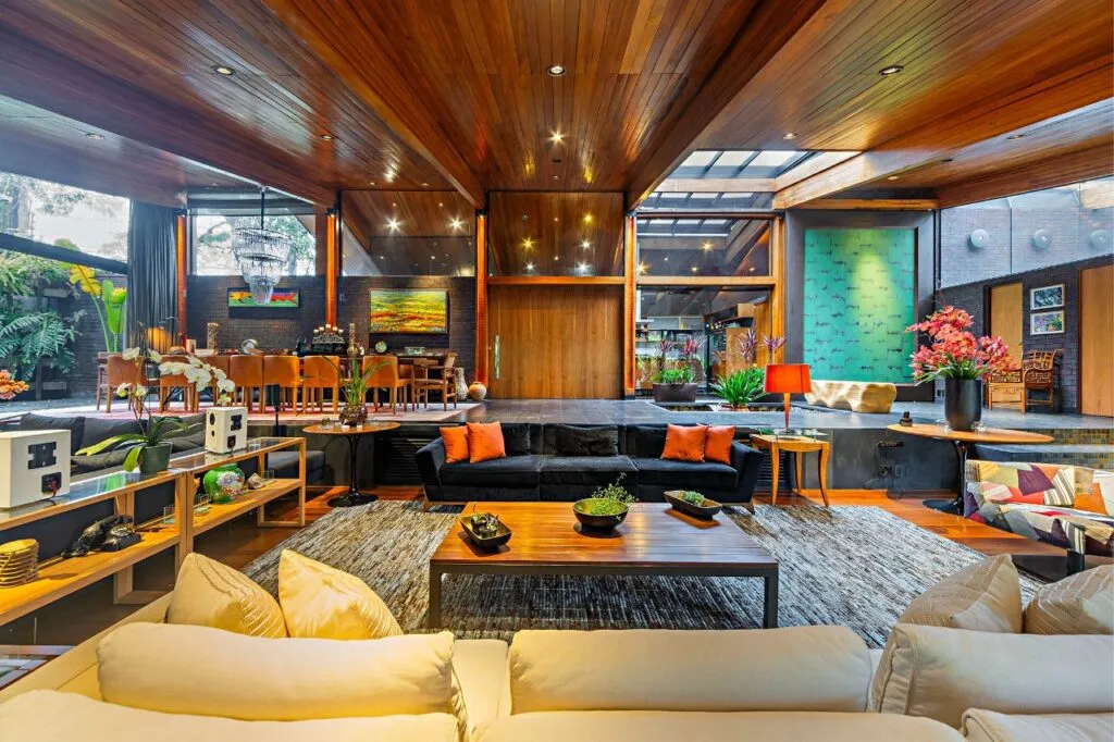 Residência autoral com paisagismo e lazer completo em terreno generoso – 21112