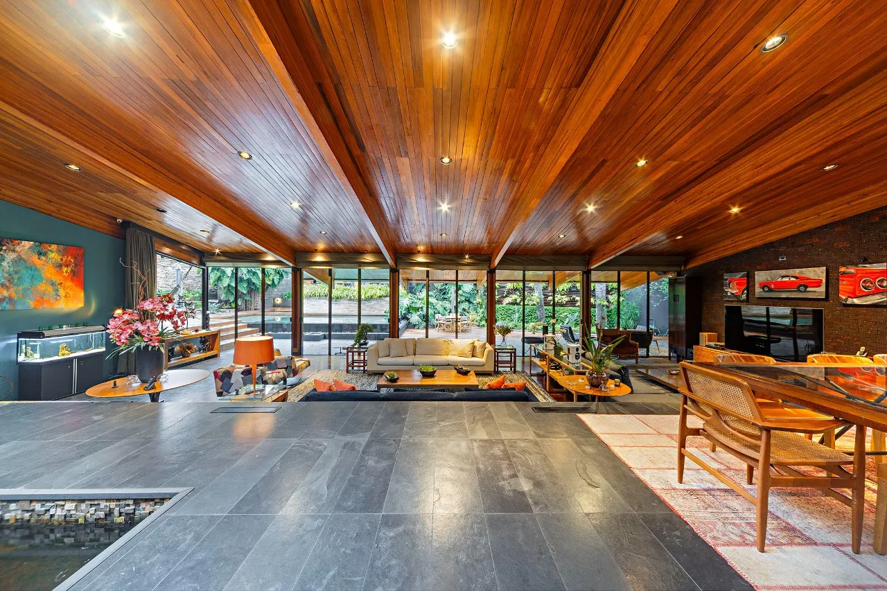 Residência autoral com paisagismo e lazer completo em terreno generoso – 21112