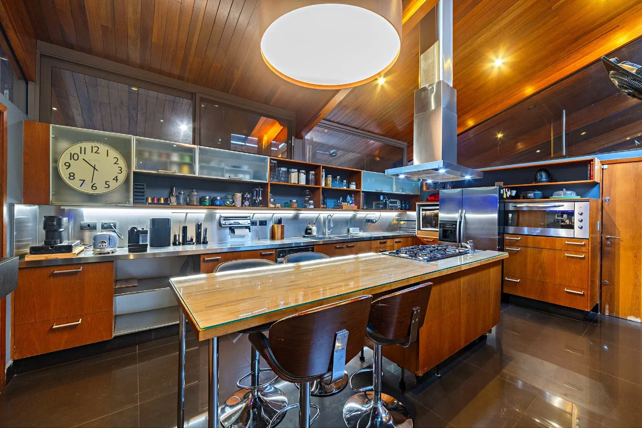 Residência autoral com paisagismo e lazer completo em terreno generoso – 21112