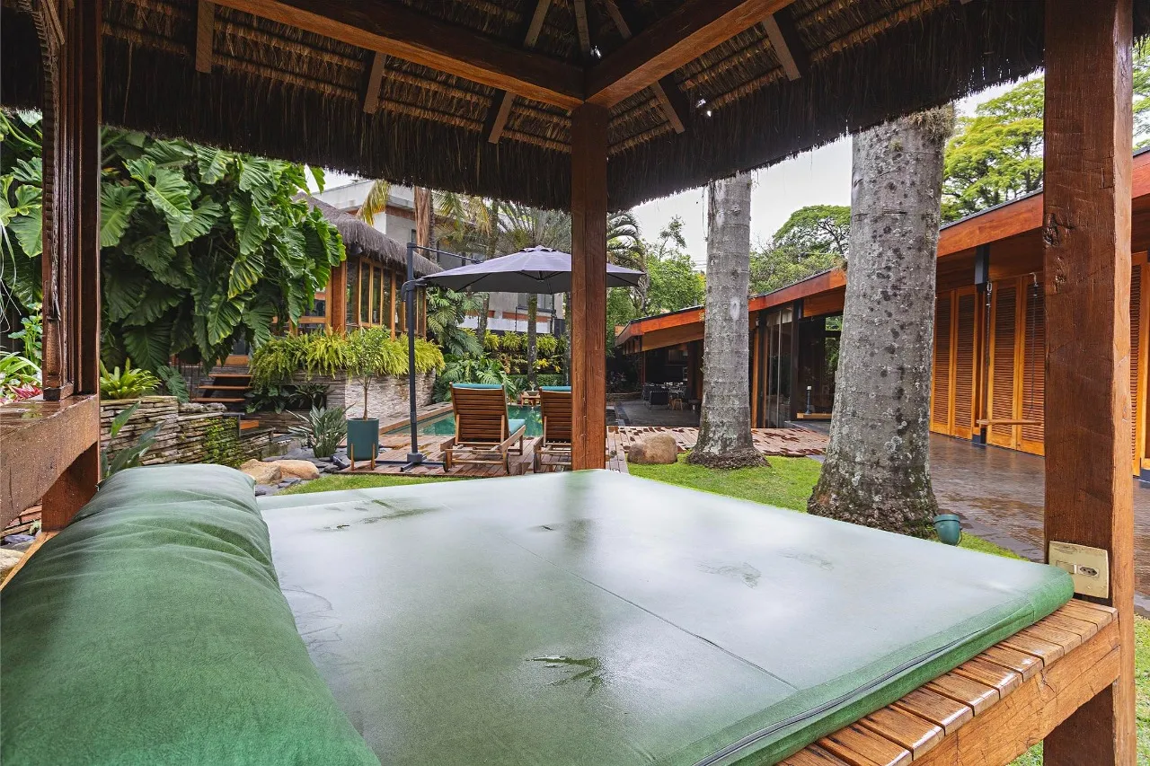 Residência autoral com paisagismo e lazer completo em terreno generoso – 21112