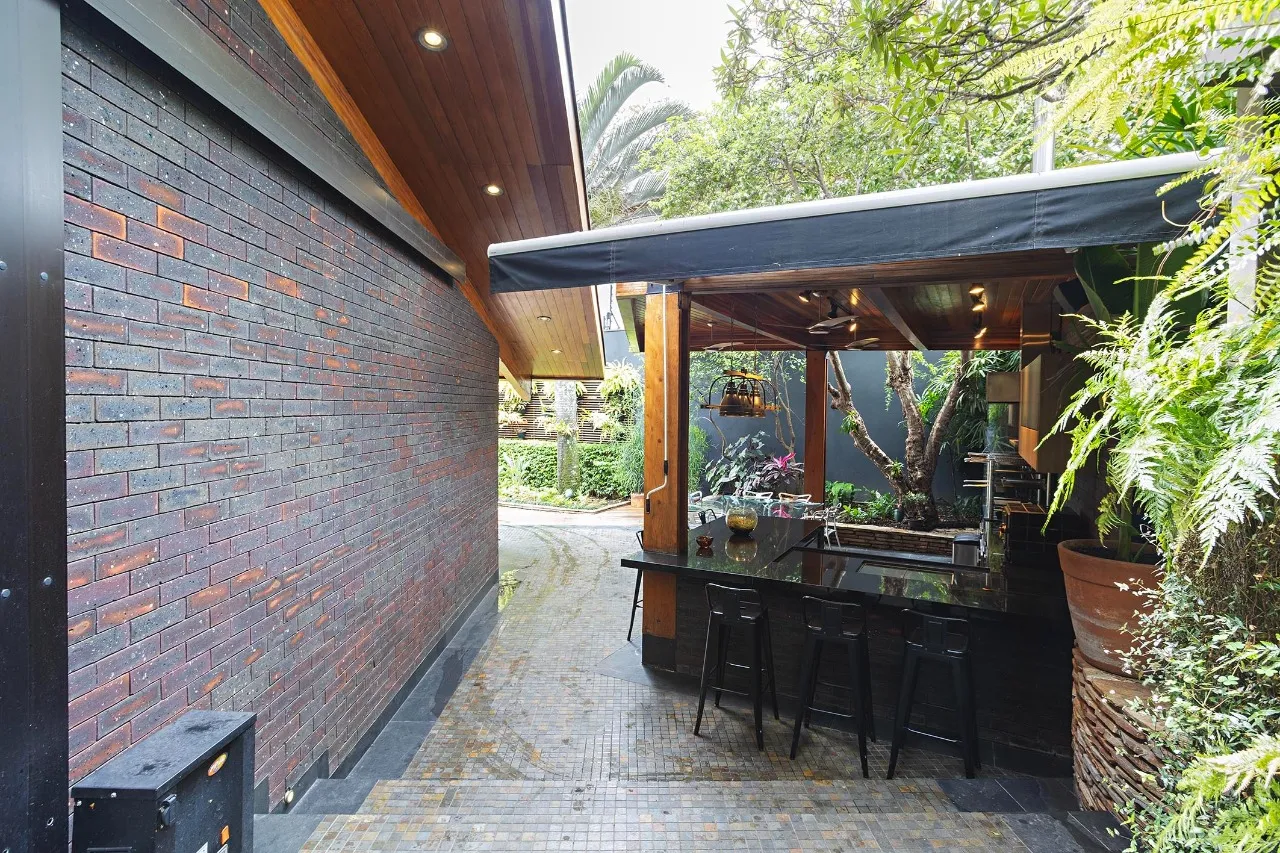 Residência autoral com paisagismo e lazer completo em terreno generoso – 21112