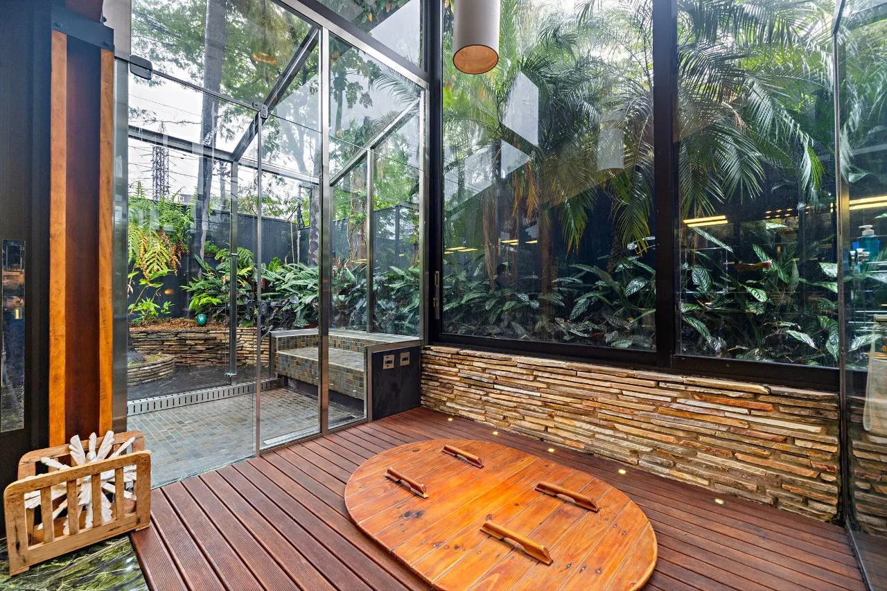 Residência autoral com paisagismo e lazer completo em terreno generoso – 21112