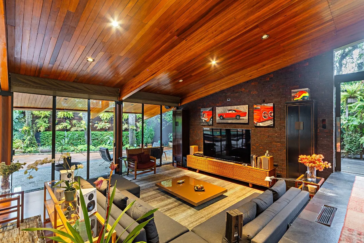 Residência autoral com paisagismo e lazer completo em terreno generoso – 21112