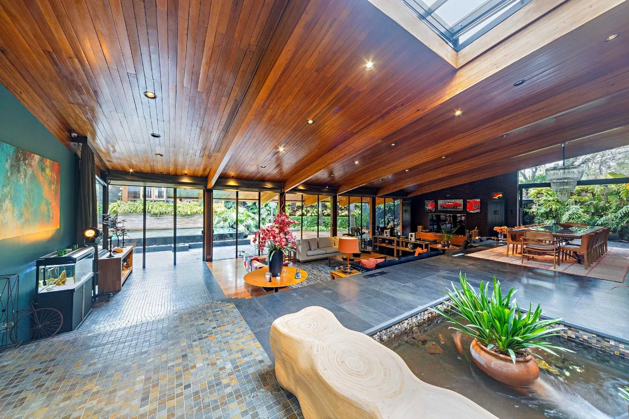 Residência autoral com paisagismo e lazer completo em terreno generoso – 21112