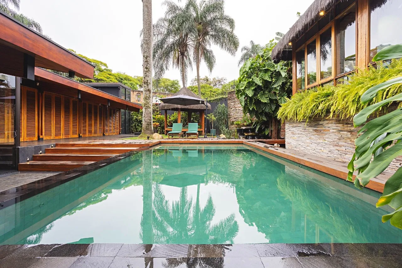 Residência autoral com paisagismo e lazer completo em terreno generoso – 21112