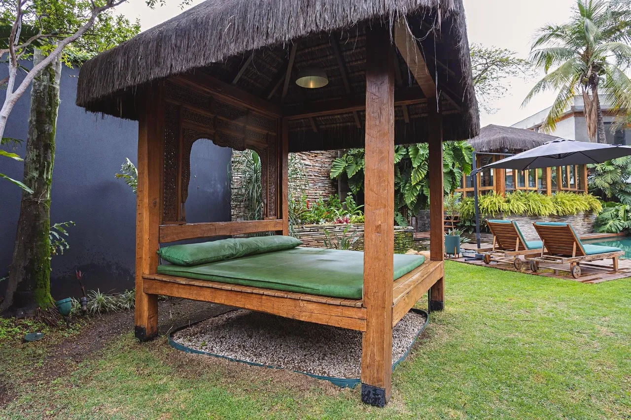 Residência autoral com paisagismo e lazer completo em terreno generoso – 21112