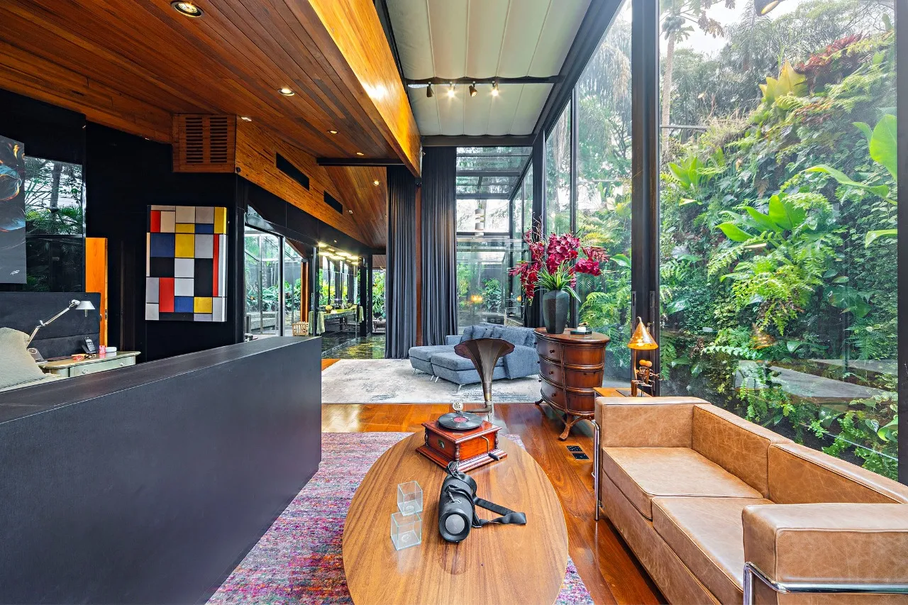 Residência autoral com paisagismo e lazer completo em terreno generoso – 21112