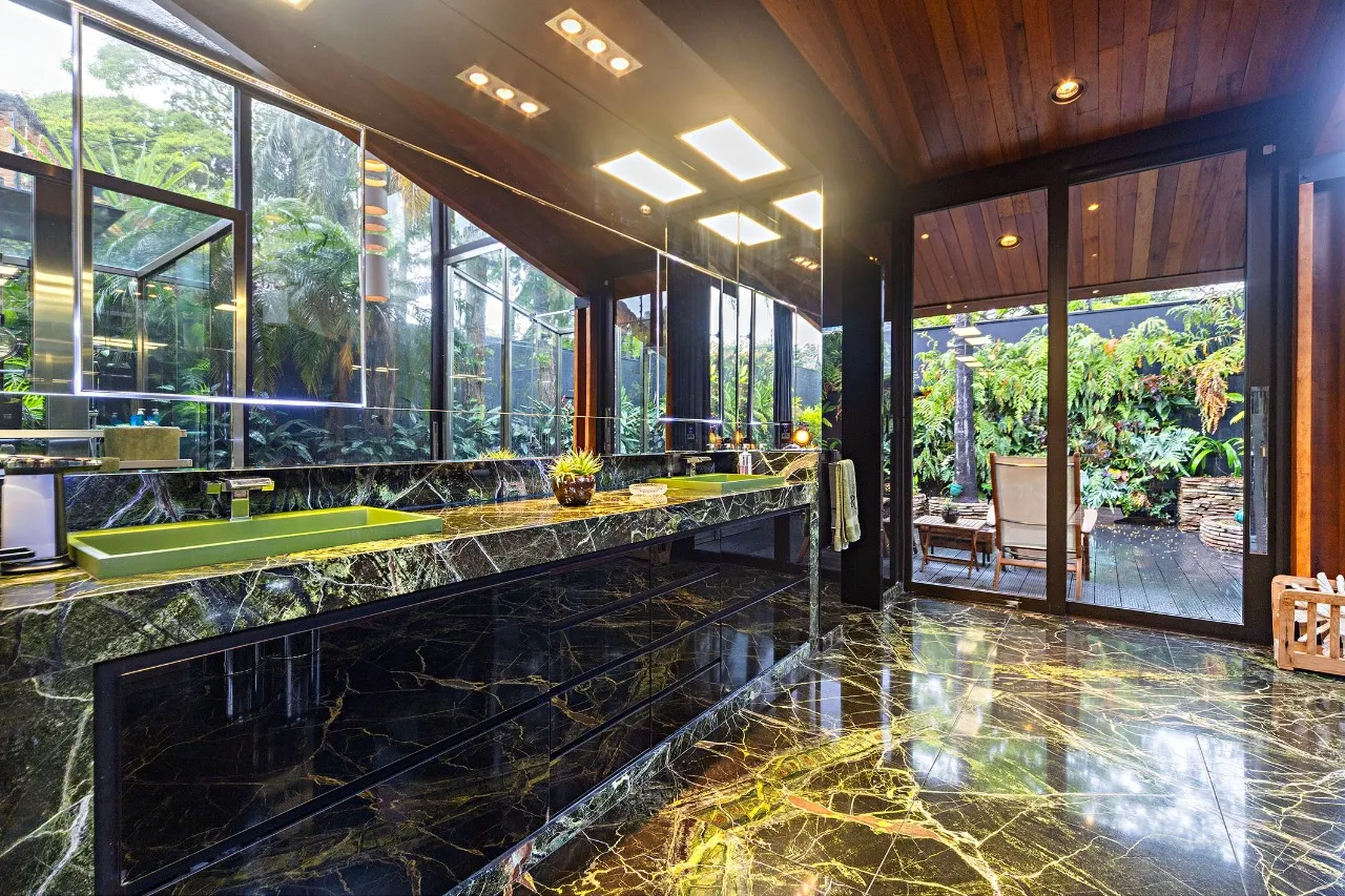 Residência autoral com paisagismo e lazer completo em terreno generoso – 21112