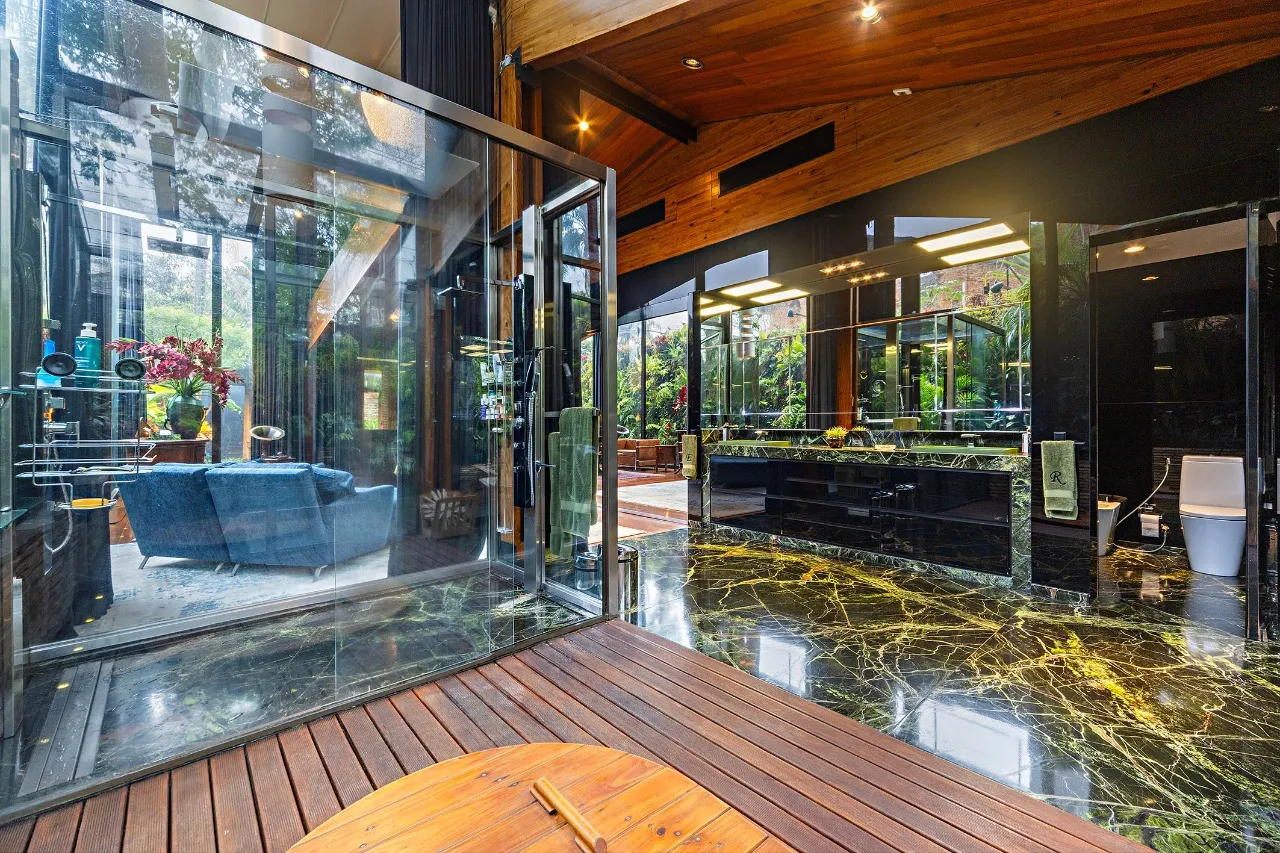 Residência autoral com paisagismo e lazer completo em terreno generoso – 21112