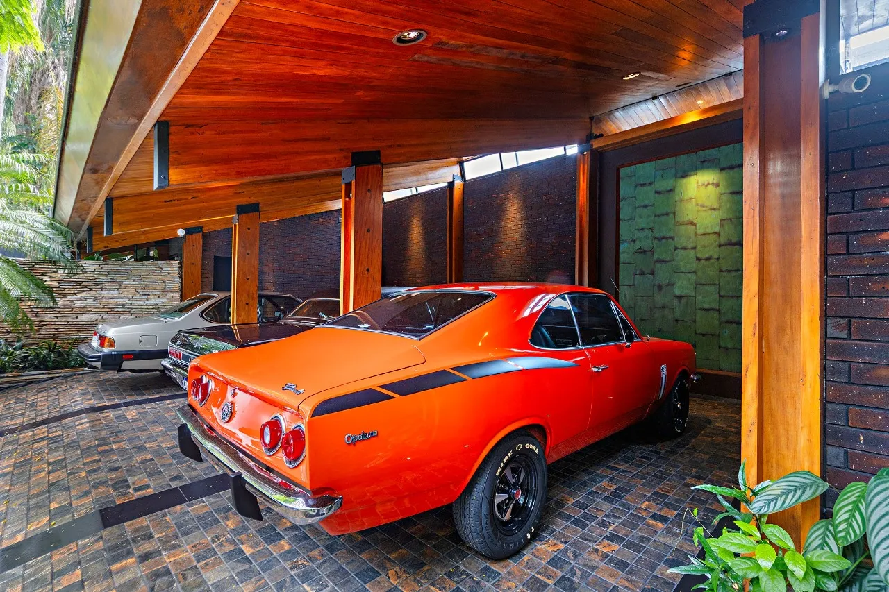 Residência autoral com paisagismo e lazer completo em terreno generoso – 21112