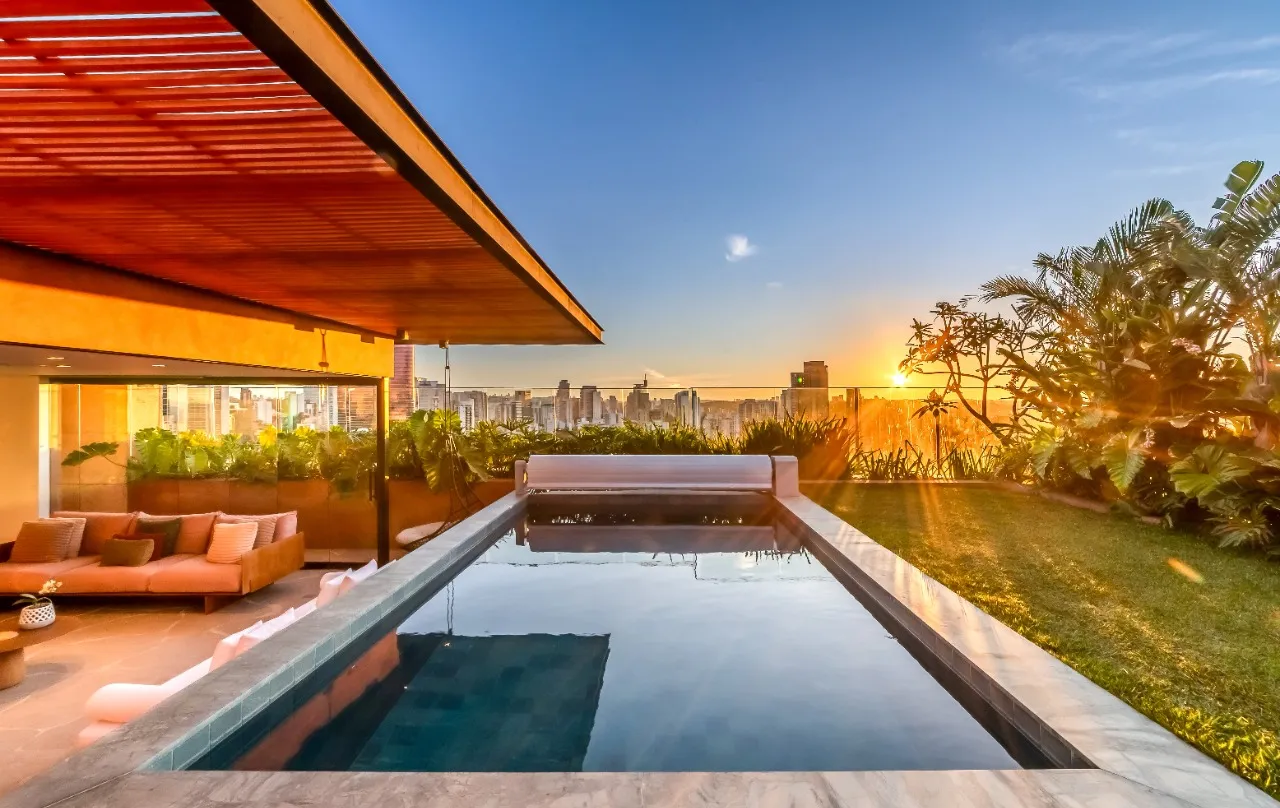 Cobertura com piscina no terraço, vista aberta e projeto lindo em prédio com lazer, na Vila Madalena – 21113