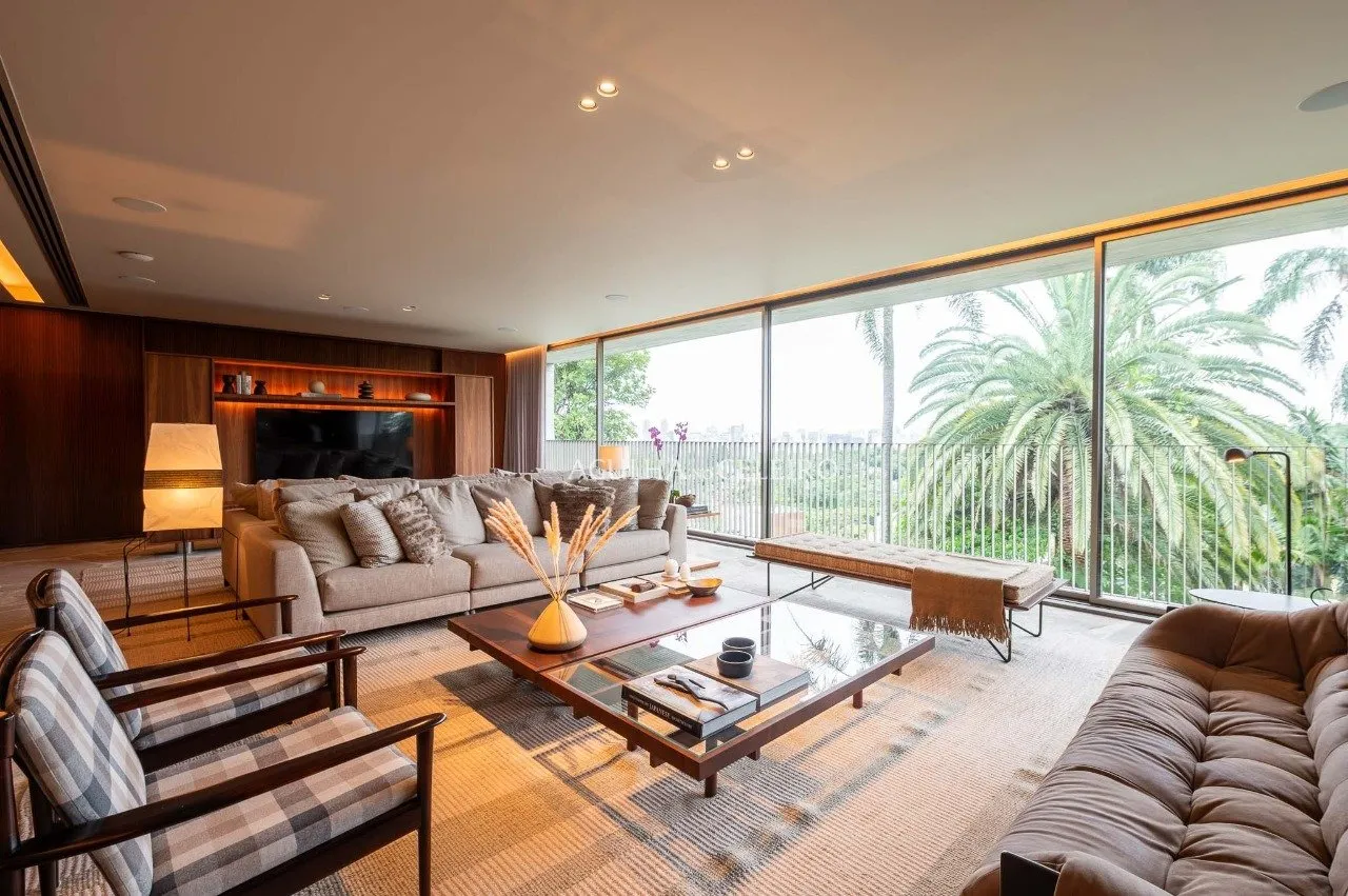 Apartamento mobiliado em edificio assinado por Marcio Kogan à venda no Jardim Guedala. – 21131