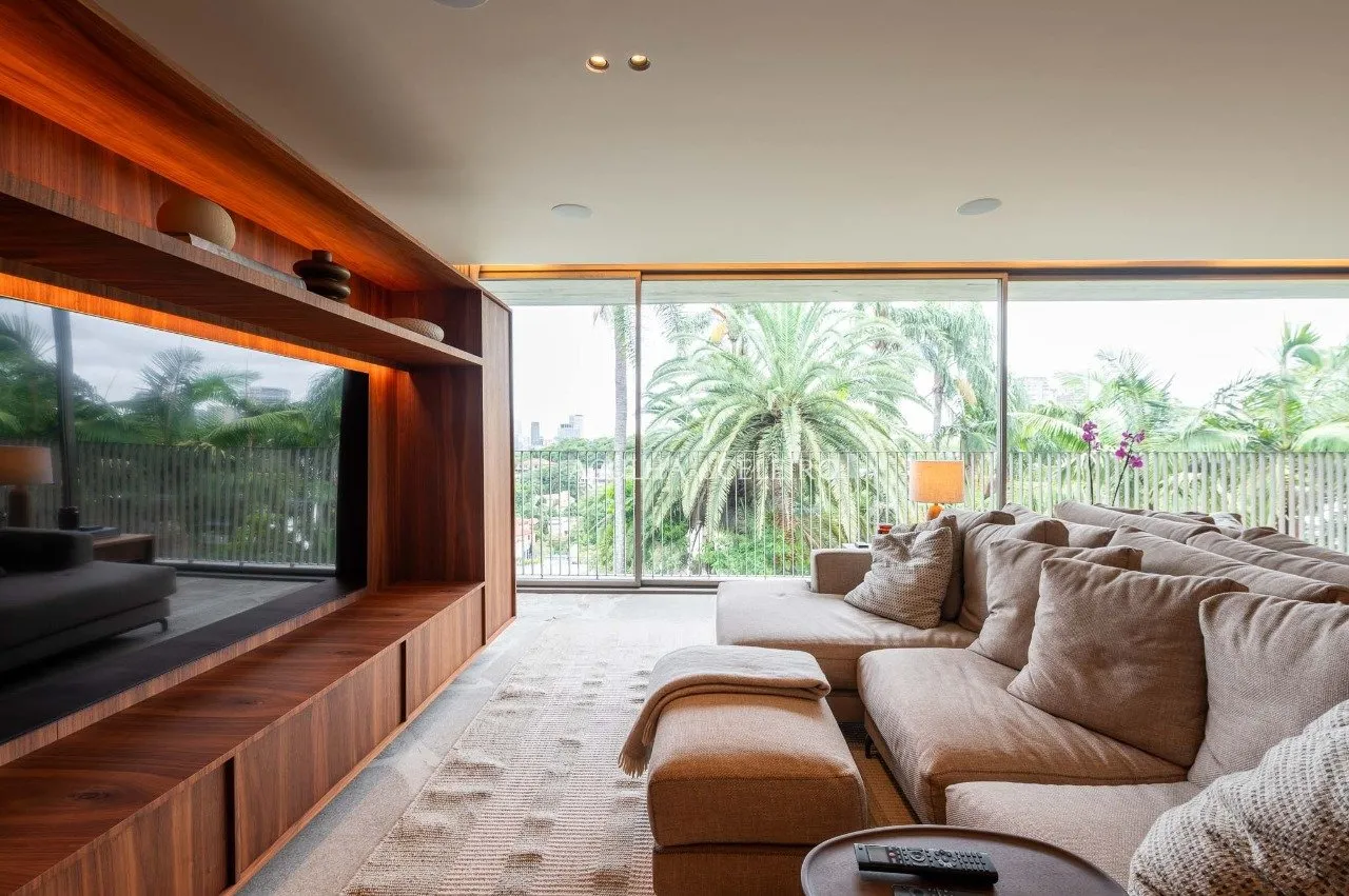 Apartamento mobiliado em edificio assinado por Marcio Kogan à venda no Jardim Guedala. – 21131