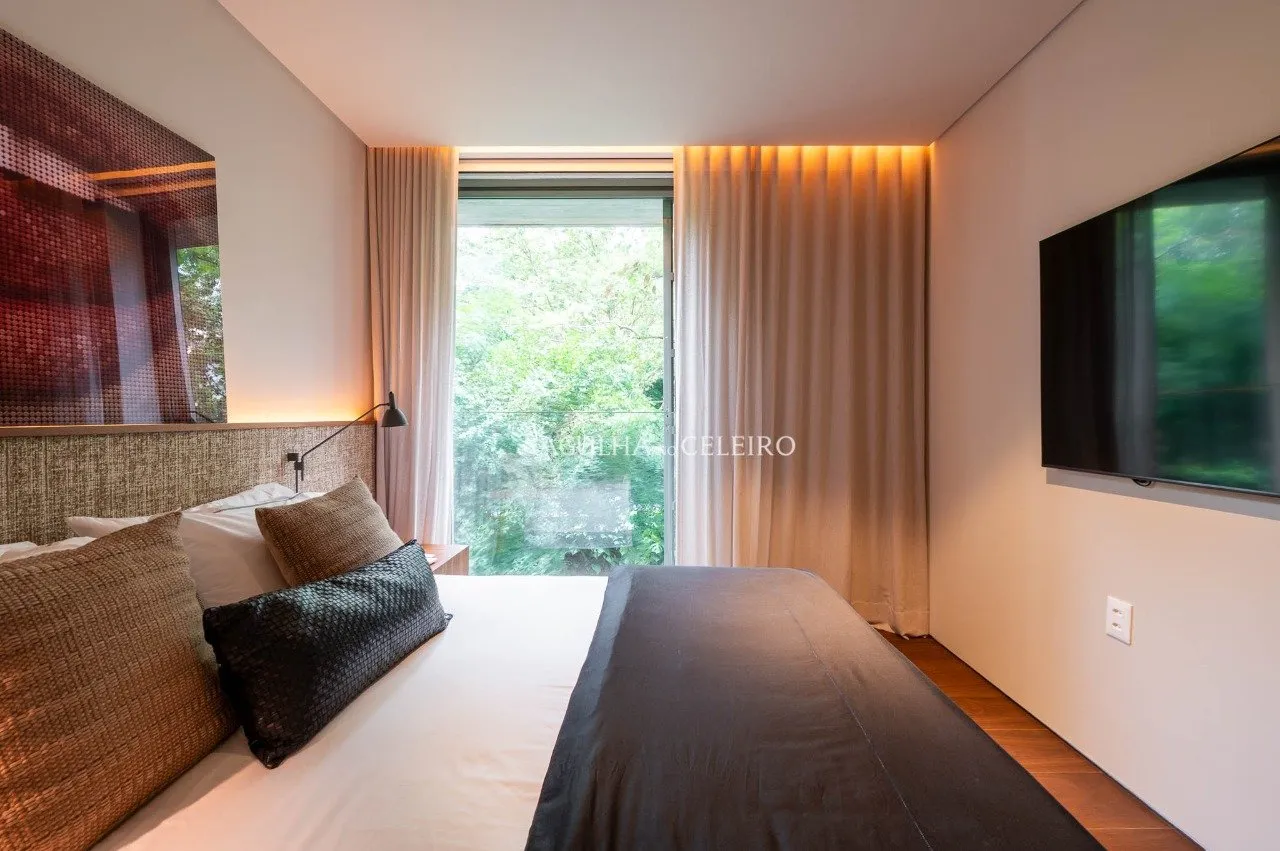 Apartamento mobiliado em edificio assinado por Marcio Kogan à venda no Jardim Guedala. – 21131