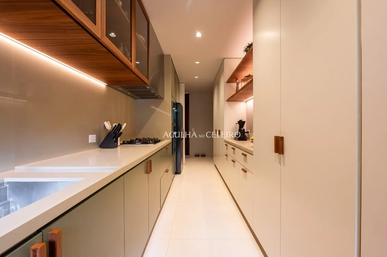 Apartamento mobiliado em edificio assinado por Marcio Kogan à venda no Jardim Guedala. – 21131