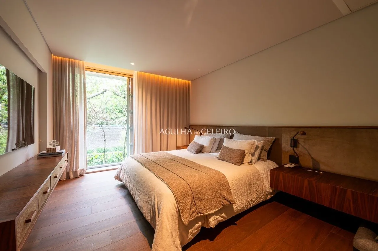 Apartamento mobiliado em edificio assinado por Marcio Kogan à venda no Jardim Guedala. – 21131