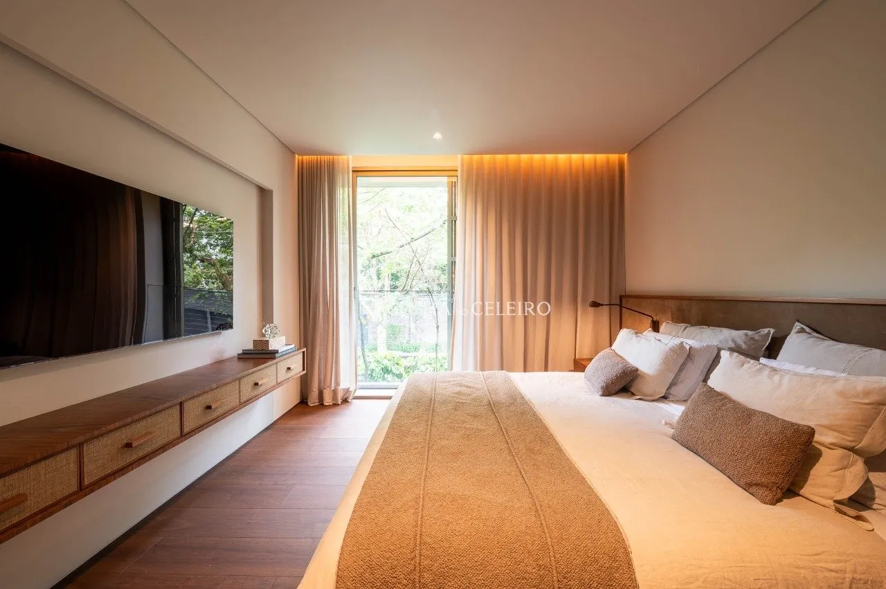 Apartamento mobiliado em edificio assinado por Marcio Kogan à venda no Jardim Guedala. – 21131