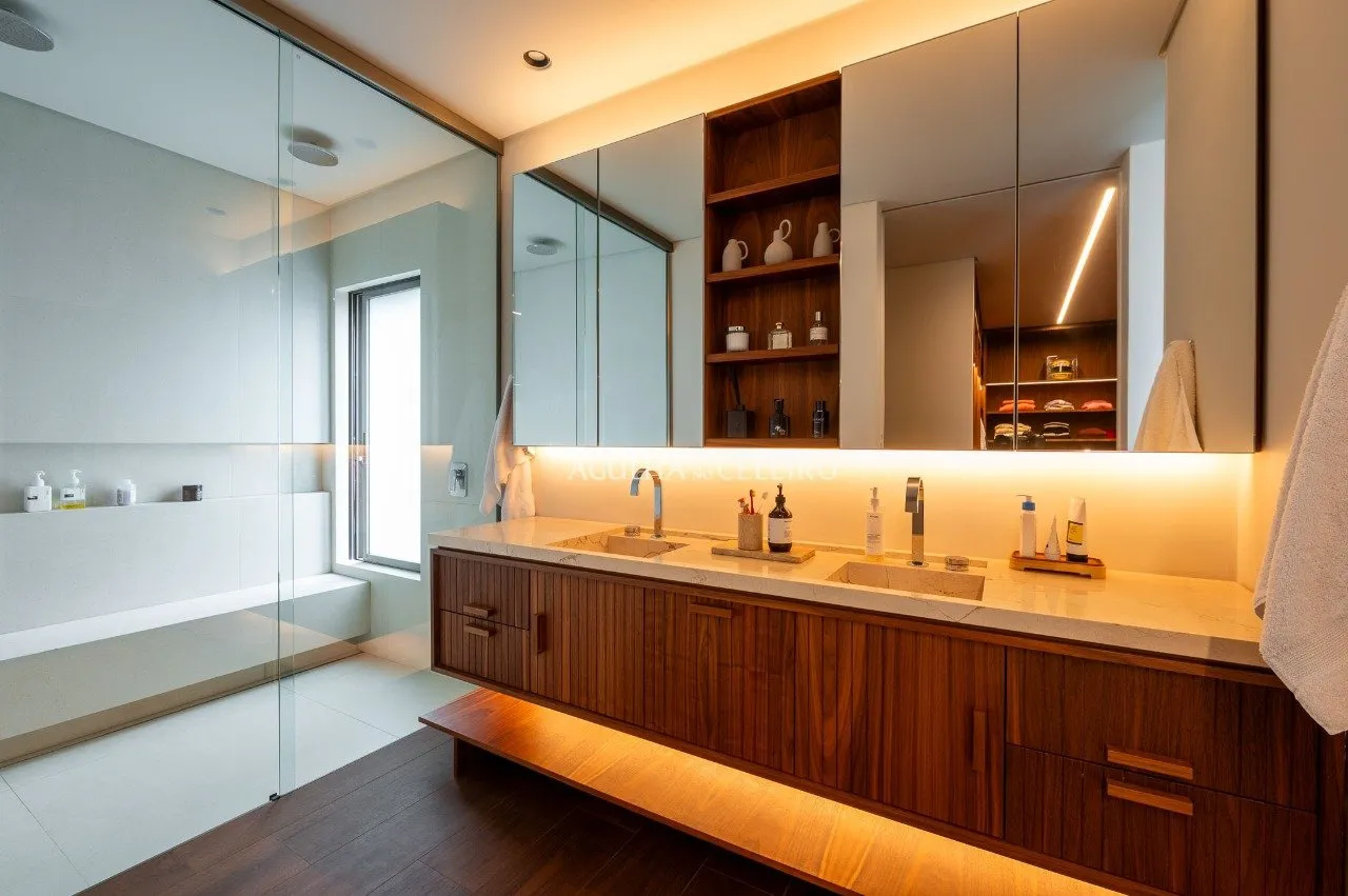 Apartamento mobiliado em edificio assinado por Marcio Kogan à venda no Jardim Guedala. – 21131