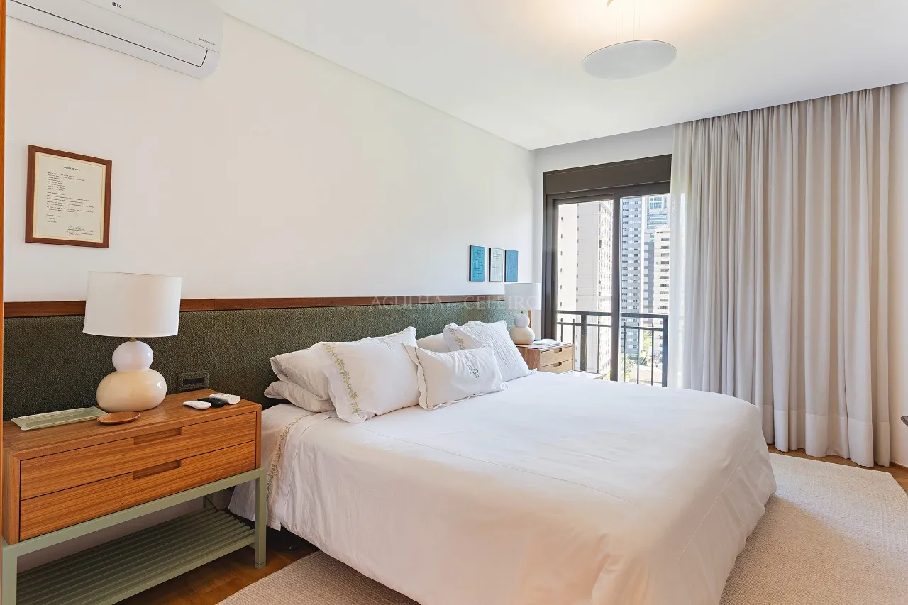 Apartamento iluminado, charmoso e a pouco metros do Parque do Povo. – AP4459