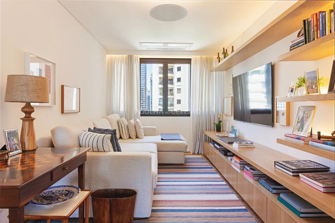 Apartamento iluminado, charmoso e a pouco metros do Parque do Povo. – AP4459