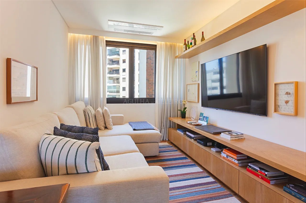 Apartamento iluminado, charmoso e a pouco metros do Parque do Povo. – AP4459