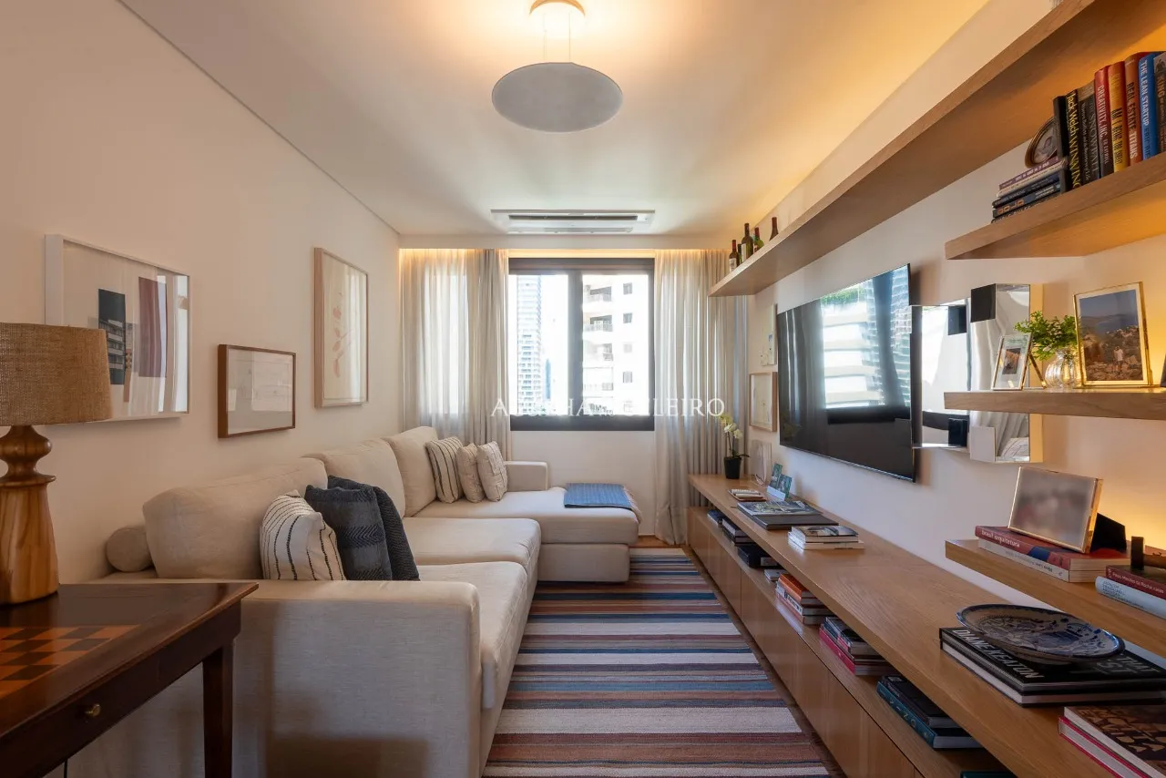 Apartamento iluminado, charmoso e a poucos metros do Parque do Povo. – AP4459