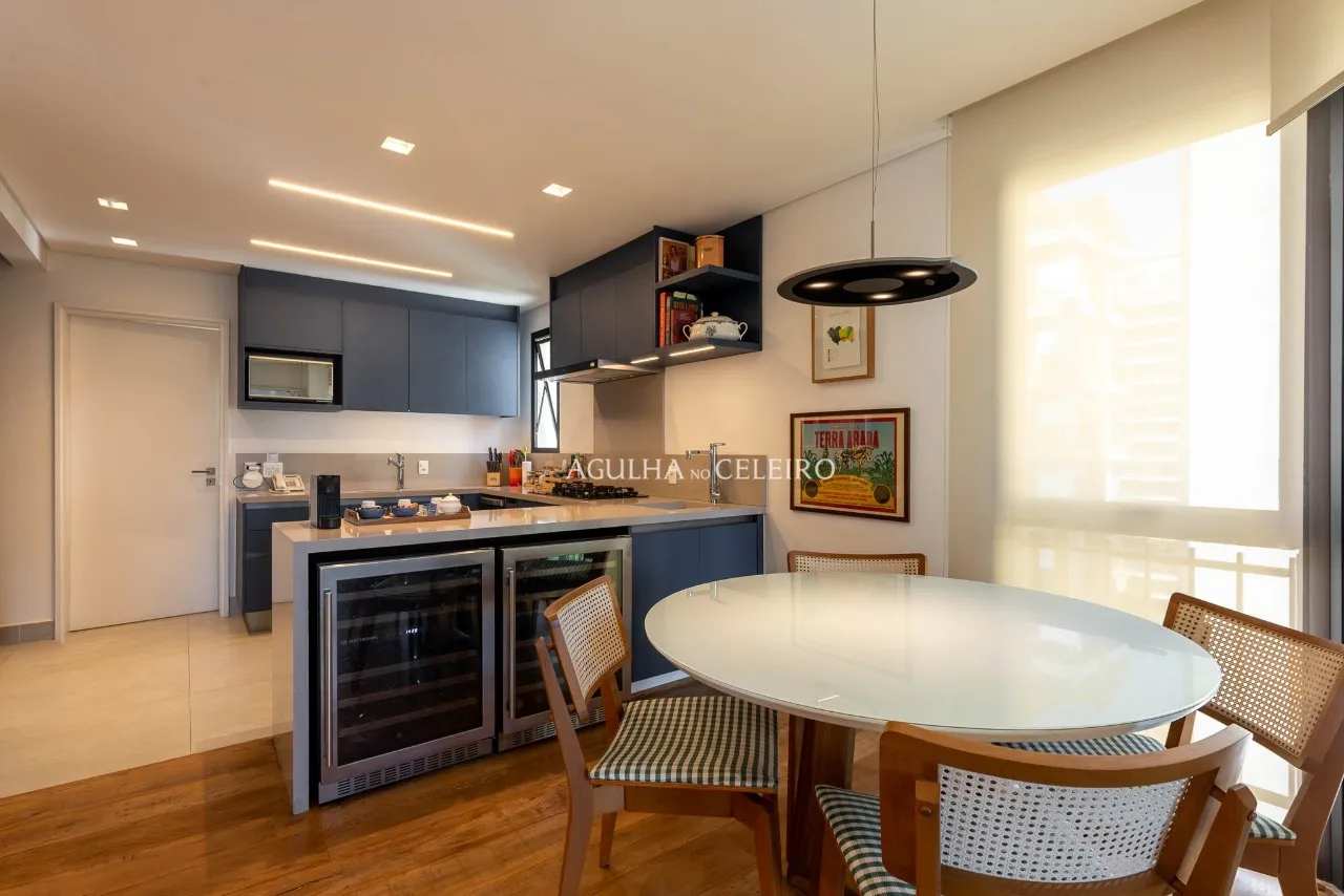 Apartamento iluminado, charmoso e a poucos metros do Parque do Povo. – AP4459