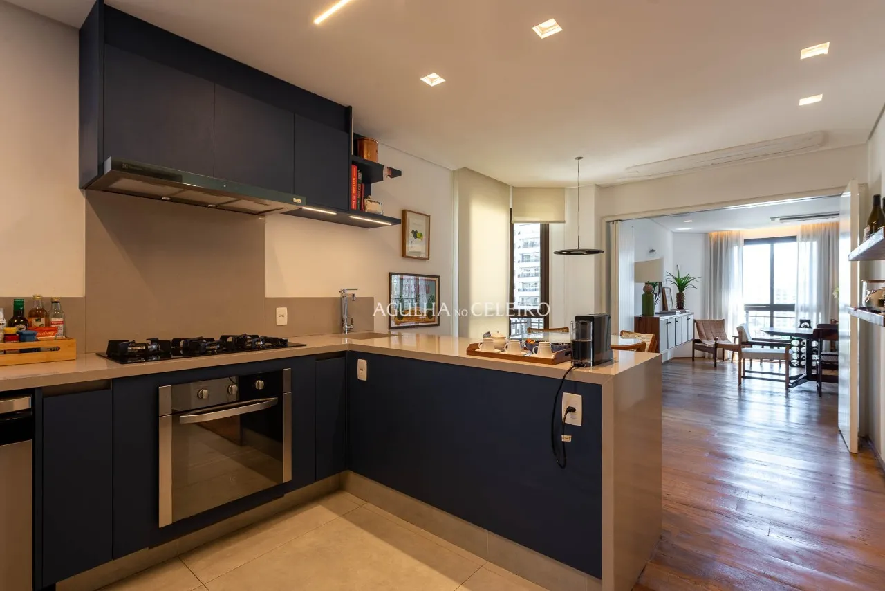 Apartamento iluminado, charmoso e a poucos metros do Parque do Povo. – AP4459