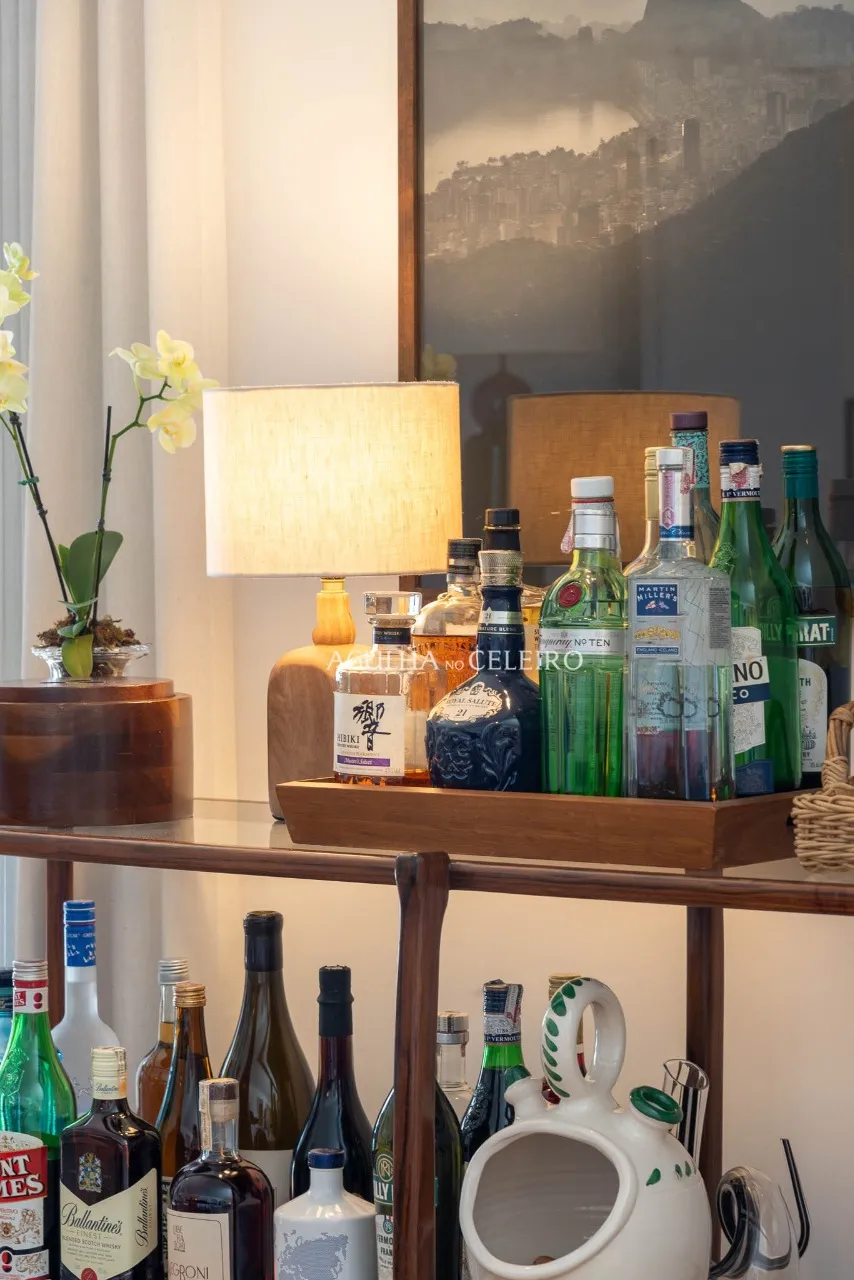 Apartamento iluminado, charmoso e a poucos metros do Parque do Povo. – AP4459