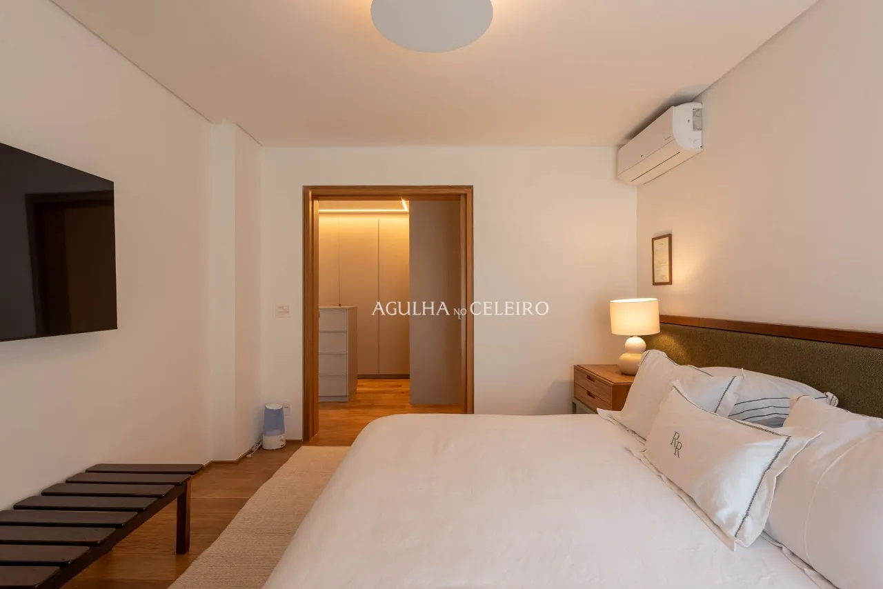 Apartamento iluminado, charmoso e a poucos metros do Parque do Povo. – AP4459