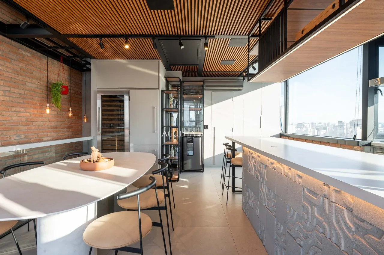 Cobertura reformada, mobiliada e com vista de tirar o fôlego à venda no Itaim Bibi. – CO0906