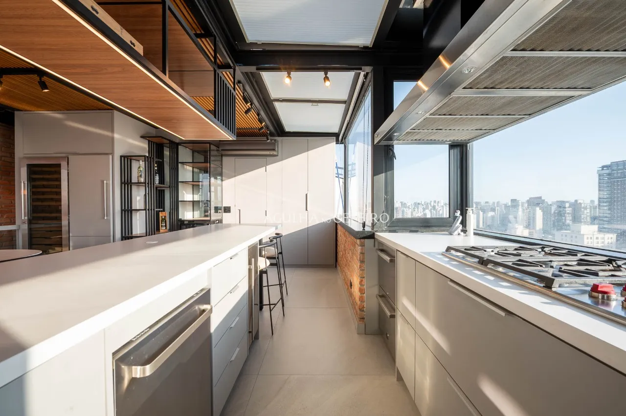 Cobertura reformada, mobiliada e com vista de tirar o fôlego à venda no Itaim Bibi. – CO0906