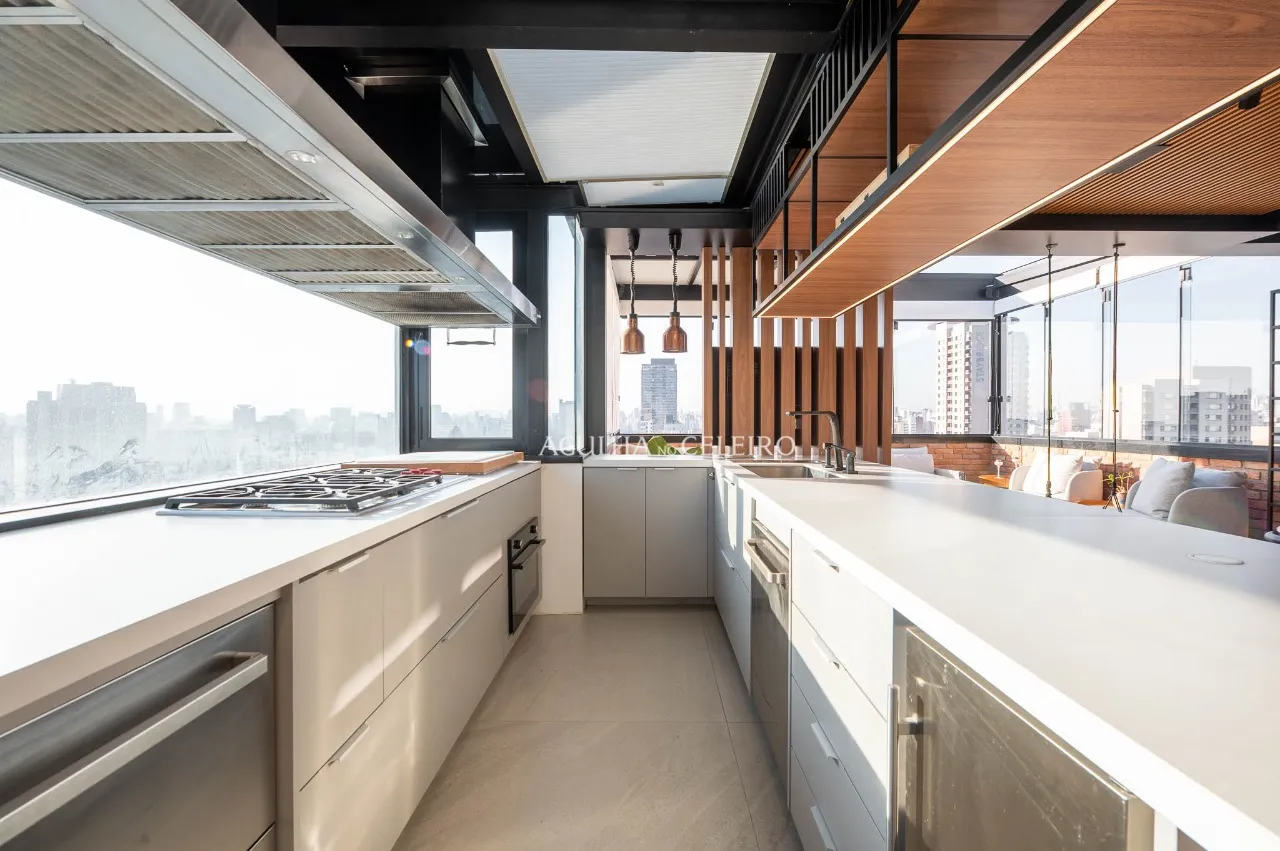 Cobertura reformada, mobiliada e com vista de tirar o fôlego à venda no Itaim Bibi. – CO0906