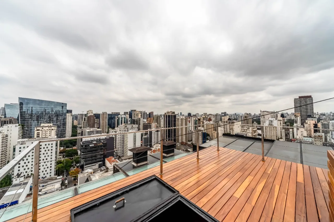 Cobertura reformada, mobiliada e com vista de tirar o fôlego à venda no Itaim Bibi. – CO0906