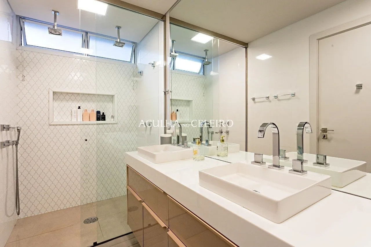 Apartamento reformado em excelente localização. – 17142