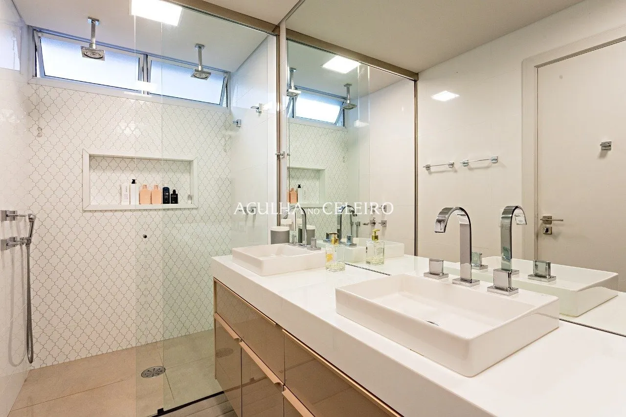 Apartamento reformado em excelente localização. – 17142