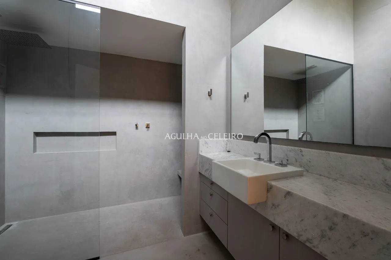 Casa contemporânea com alto padrão de segurança, muito verde e infinitas possibilidades para customizar do seu jeito. – 21259 - 21259 (26)