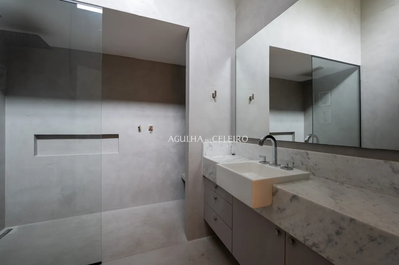 Casa contemporânea com alto padrão de segurança, muito verde e infinitas possibilidades para customizar do seu jeito. – 21259 - 21259 (26)